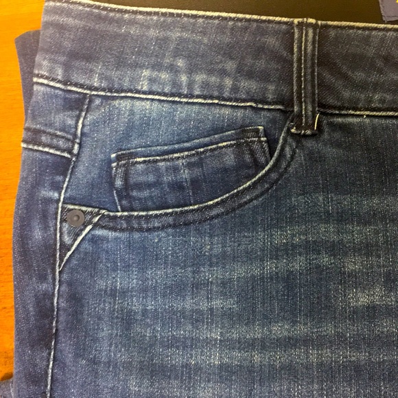 Democracy "Ab"solution Itty Bitty Boot Jeans - Picture 9 of 16